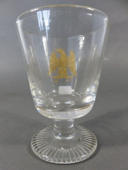 Verre sur pied en cristal gravé sur le devant...