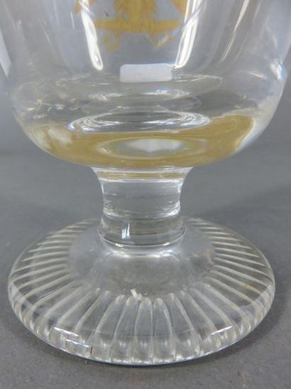 Verre sur pied en cristal gravé sur le devant...