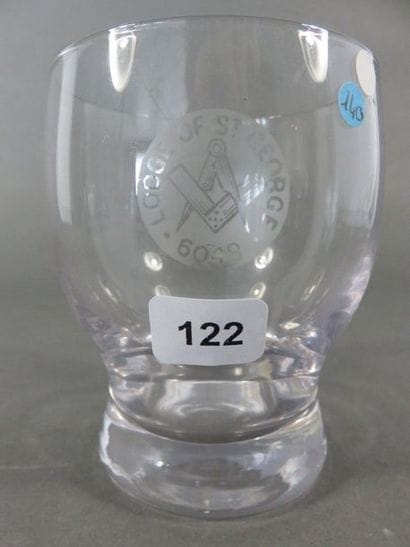 Verre à pied en cristal, gravé sur le devant...