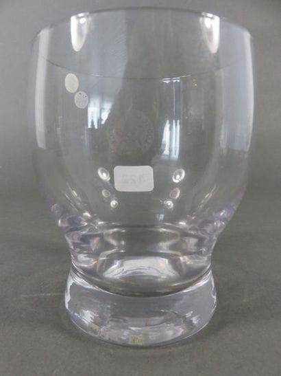 Verre à pied en cristal, gravé sur le devant...