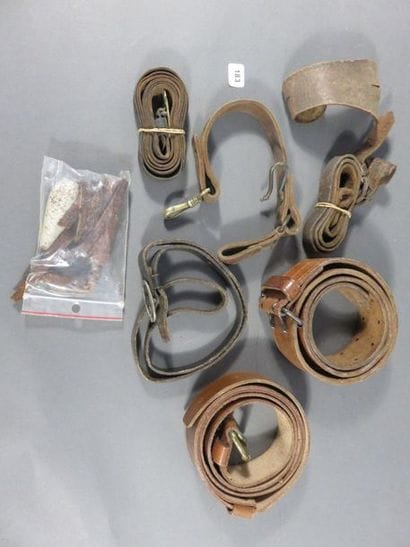 Fort ensemble de cuir et de buffleterie comprenant...