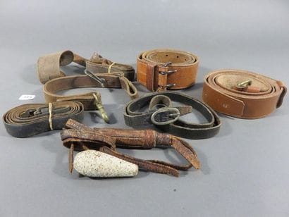 Fort ensemble de cuir et de buffleterie comprenant...