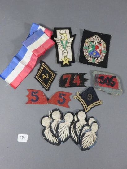 Lot : -Six motifs de collet dont un de capote...