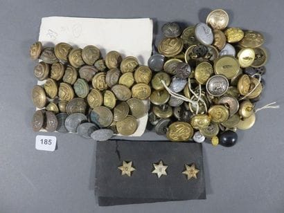Ensemble de 93 boutons, troupe et officier,...