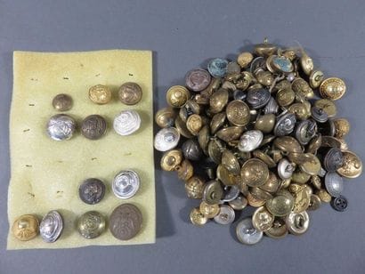 Ensemble de 130 boutons réglementaires IIIe...