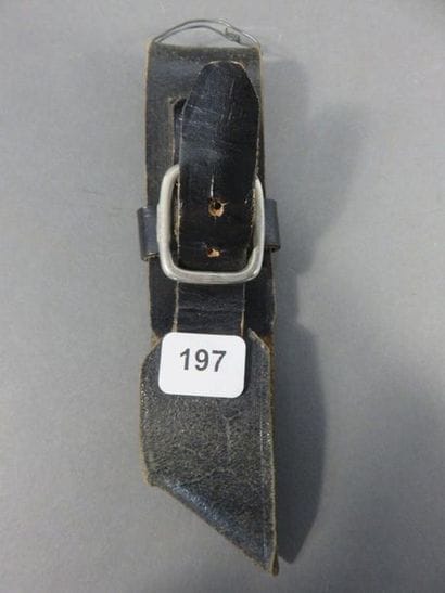Attache en cuir noir pour dague du service...