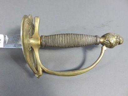 Epée d’uniforme. Fusée filigranée de laiton....