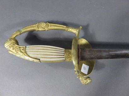 Epée d’officier supérieur. Fusée à plaquettes...
