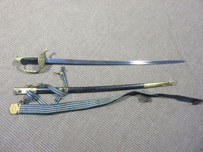 Sabre d’officier de marine. Poignée vernie....