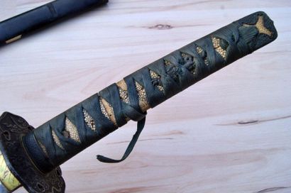 Sabre japonais Katana. 
Poignée recouverte...