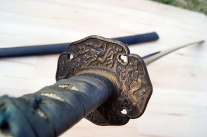 Sabre japonais Katana. 
Poignée recouverte...