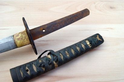 Sabre japonais Katana. 
Poignée recouverte...