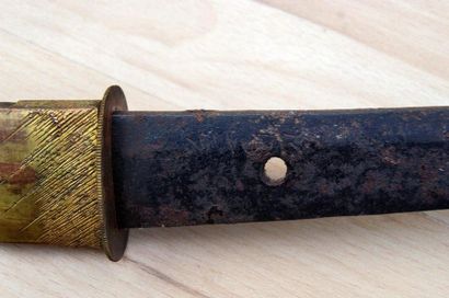 Sabre japonais Katana. 
Poignée recouverte...