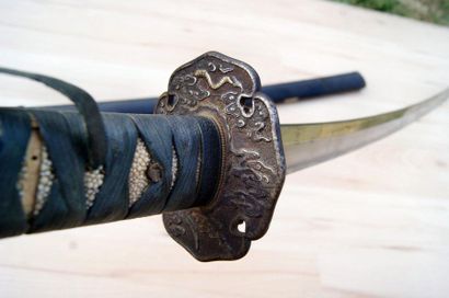 Sabre japonais Katana. 
Poignée recouverte...