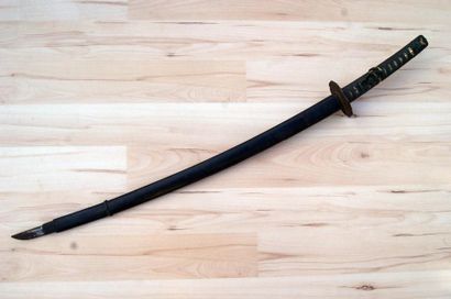Sabre japonais Katana. 
Poignée recouverte...