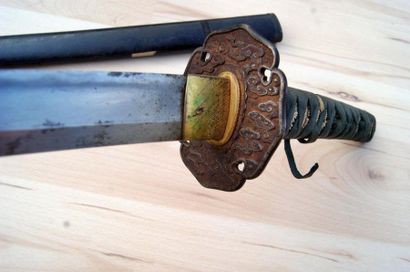 Sabre japonais Katana. 
Poignée recouverte...