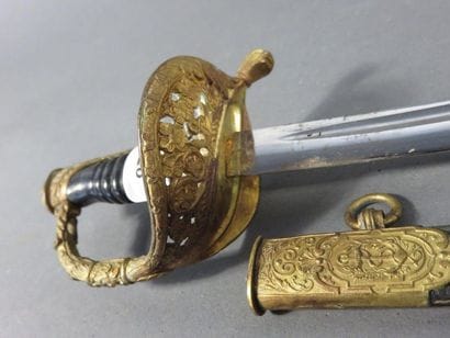 Sabre miniature d’officier de Marine. Poignée...