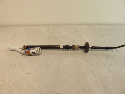 Petite pipe de foyer. Fourneau en porcelaine...