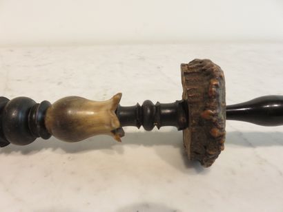 Petite pipe de foyer. Fourneau en porcelaine...