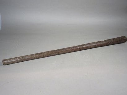 Massue décorée de motifs géométriques. Bois...