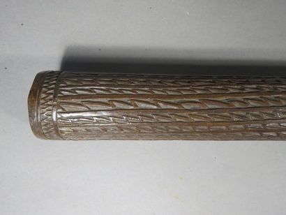 Massue décorée de motifs géométriques. Bois...