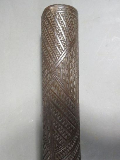 Massue décorée de motifs géométriques. Bois...