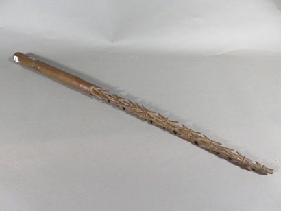 Haut de lance. Bois à patine brune. Longueur :...