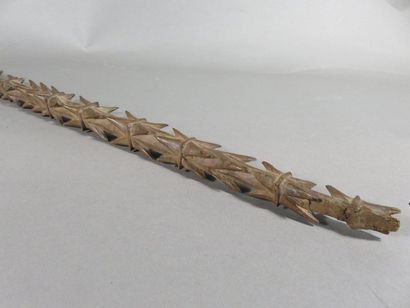 Haut de lance. Bois à patine brune. Longueur :...