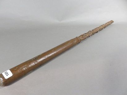 Haut de lance. Bois à patine brune. Longueur :...
