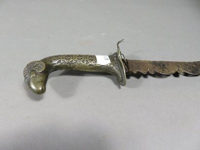 Sabre d’apparat à lame courbe, la poignée...
