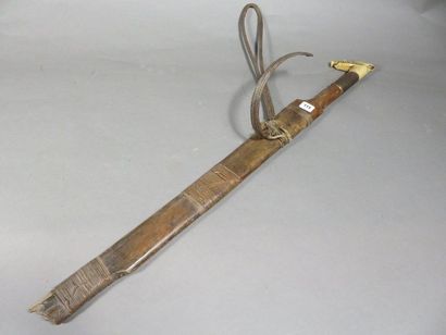 Mandau, sabre de cérémonie, la lame est incrustée...
