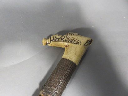 Mandau, sabre de cérémonie, la lame est incrustée...