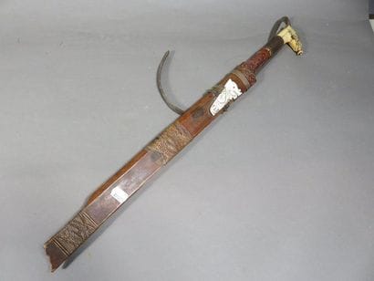 Mandau, sabre de cérémonie, la lame est incrustée...