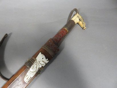 Mandau, sabre de cérémonie, la lame est incrustée...