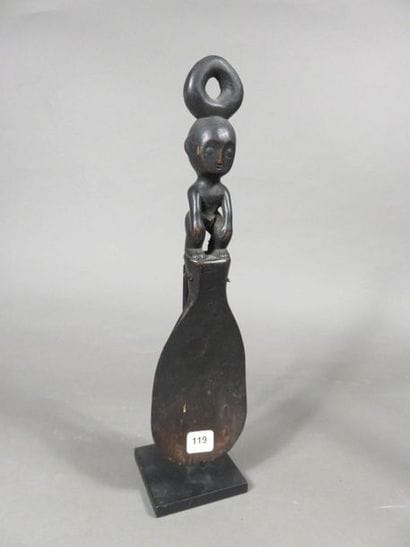 Cuillère. La poignée est sculptée d’un personnage...