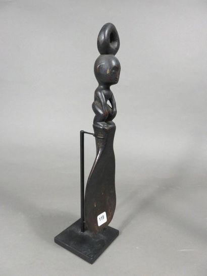 Cuillère. La poignée est sculptée d’un personnage...