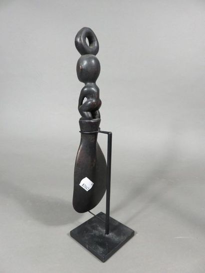 Cuillère. La poignée est sculptée d’un personnage...