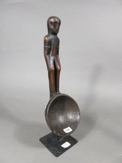 Cuillère. La poignée est sculptée d’un personnage...