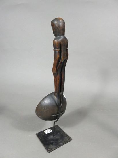 Cuillère. La poignée est sculptée d’un personnage...