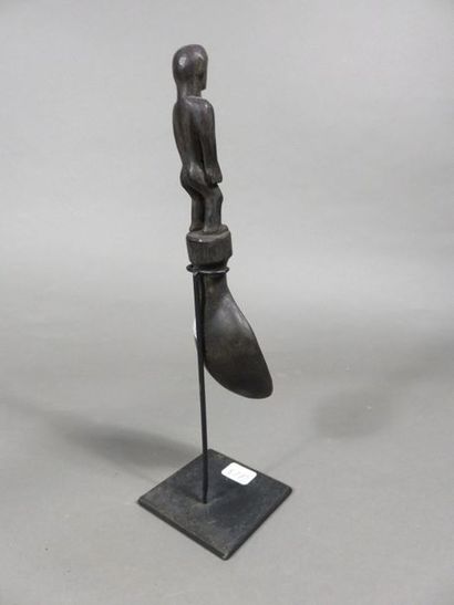 Cuillère. La poignée est sculptée d’un personnage...
