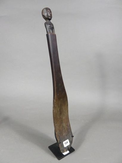 Spatule, le manche se termine par une représentation...