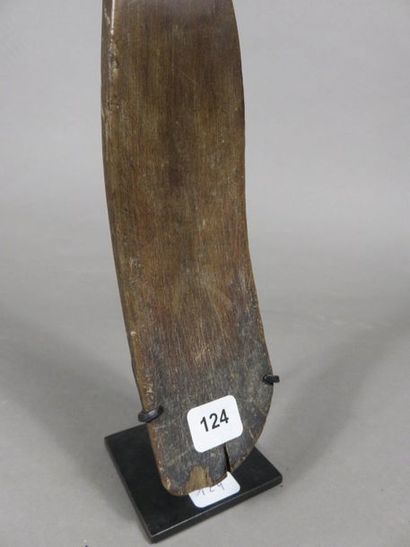 Spatule, le manche se termine par une représentation...