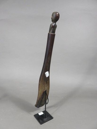 Spatule, le manche se termine par une représentation...