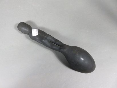 Cuillère. La poignée est sculptée d’un personnage...