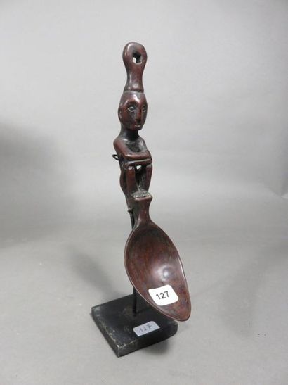Cuillère rituelle. La poignée est sculptée...