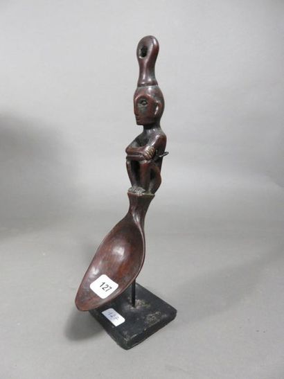 Cuillère rituelle. La poignée est sculptée...