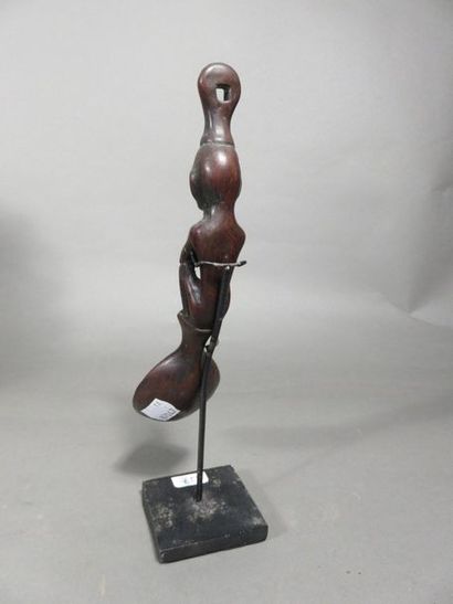 Cuillère rituelle. La poignée est sculptée...