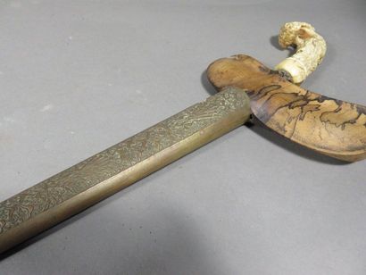 Kriss. La lame damasquinée est en forme de...