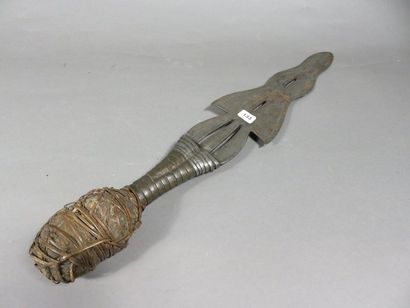 Couteau présentant sur la partie haute un...