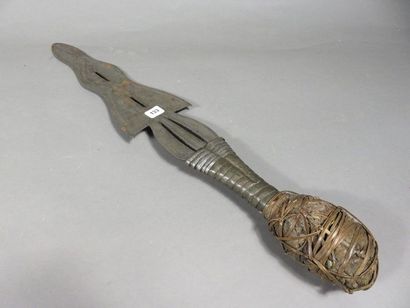 Couteau présentant sur la partie haute un...